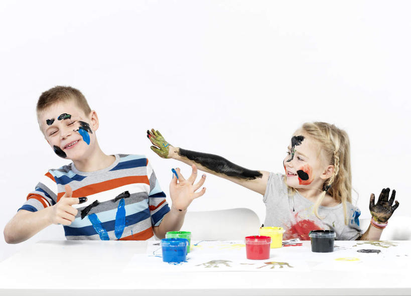 西方人,儿童,两个人,家庭,兄弟,姐妹,坐,举,横图,室内,白天,白色背景,正面,T恤衫,绘画,纯洁,桌面,桌子,椅子,欧洲,欧洲人,条纹,服装,艺术,T恤,涂抹,注视,休闲装,书桌,小孩,衣服,红色,蓝色,黑色,课桌,观察,看,托,休闲,温暖,温馨,一家人,休闲服,可爱,童年,童趣,伸直,摄影,服饰,影棚,观看,颜料,美术,和睦,察看,伸出,关注,童真,烂漫,无邪,天真,男孩,男人,男性,女孩,女人,女性,白种人,举起,举手,举着,向上举,向上伸,向上托,坐着,半身,彩图,影棚拍摄,拍摄,丙烯颜料,融洽,男生,女生