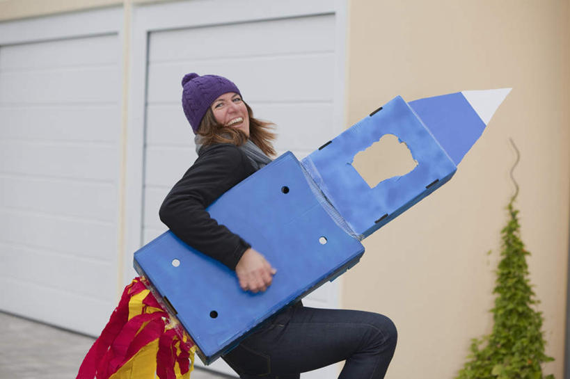 西方人,一个人,站,抱,笑,微笑,露齿笑,横图,室外,白天,侧面,探险,神秘,宇宙,植物,帽子,欧洲,欧洲人,仅一个女性,仅一个人,服装,飞船,科学,太空,盆栽,墙,棕色,盆景,交通,抬腿,注视,休闲装,航空,墙壁,墙面,衣服,蓝色,绿色,自然,模型,观察,看,站着,仅一个中年女性,休闲,休闲服,探索,运输,服饰,生长,成长,抱着,观看,发现,天体,搂着,关注,载具,宇宙飞船,天文学,外太空,棉帽,航天器,女人,女性,中年女性,白种人,长发,搂,站立,半身,彩图