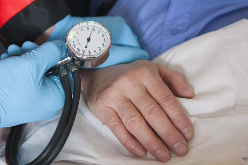 西方人,两个人,病人,躺,横图,俯视,室内,白天,床,欧洲,欧洲人,握,检查,测量,刻度,床单,拿,拿着,被子,蓝色,病床,手套,橡胶,握着,测量工具,医疗设备,血压计,被单,病患,医疗器械,橡胶手套,橡胶制品,医用手套,量具,量仪,血压表,卧着,老年男性,男人,男性,年轻男性,白种人,患者,就医者,躺着,卧,半身,彩图,高角度拍摄,急救员,护理床,医疗床