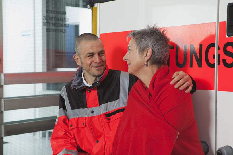 西方人,两个人,病人,坐,抱,笑,微笑,横图,室外,白天,正面,工作服,制服,门,汽车,救护车,玻璃,纺织品,欧洲,欧洲人,装饰,英文,标志,毛毯,毯子,文字,字符,字母,注视,标识,车,玻璃制品,纺织,红色,垫子,门框,交通工具,观察,看,温暖,抱着,观看,英文字母,华丽,修饰,点缀,察看,急救,搂着,关注,载具,病患,抢救,衬托,美观,雅致,雅观,工作制服,老年女性,男人,男性,年轻男性,女人,女性,白种人,患者,就医者,搂,搂抱,坐着,半身,彩图,工作套服,急救员