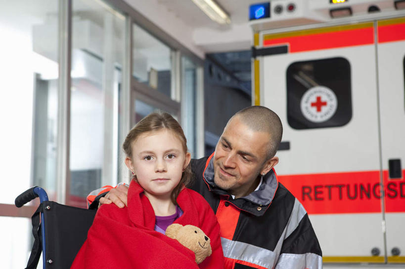 西方人,儿童,两个人,病人,坐,抱,笑,微笑,横图,室内,白天,正面,工作服,制服,纯洁,门,汽车,救护车,玻璃,欧洲,欧洲人,英文,标志,工具,文字,字符,字母,注视,标识,车,玻璃制品,小孩,红色,轮椅,门框,交通工具,复健,观察,看,康复,器械,可爱,童年,童趣,抱着,观看,英文字母,察看,急救,医疗设备,搂着,关注,载具,病患,医疗器械,抢救,医疗工具,童真,烂漫,无邪,辅助设备,工作制服,天真,男人,男性,年轻男性,女孩,女人,女性,白种人,孩子,患者,就医者,搂,坐着,半身,彩图,工作套服,急救员,女生