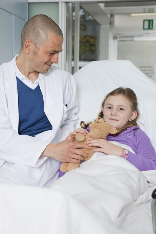 西方人,儿童,两个人,医生,医院,坐,躺,笑,微笑,露齿笑,竖图,室内,白天,正面,游戏,纯洁,床,天花板,熊,玩具,照明,欧洲,欧洲人,握,服装,玩偶,灯光,床单,泰迪熊,拿,玩,拿着,注视,休闲装,娱乐,被子,顶灯,灯,小孩,衣服,紫色,病床,玩具熊,灯具,观察,看,医护人员,医疗人员,休闲,休闲服,可爱,童年,童趣,益智,握着,服饰,毛绒玩具,观看,照亮,安慰,察看,被单,照明设备,发泄,关注,消遣,童真,烂漫,无邪,医疗机构,宣泄,罗斯福熊,卧着,天真,男人,男性,年轻男性,女孩,女人,女性,白种人,孩子,大夫,躺着,玩耍,卧,嬉戏,坐着,半身,彩图,病院,诊所,护理床,医疗床,女生