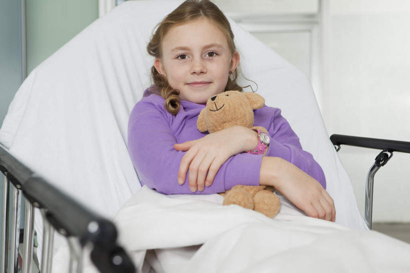 西方人,儿童,一个人,医院,坐,抱,笑,微笑,横图,室内,白天,正面,游戏,纯洁,床,熊,玩具,欧洲,欧洲人,仅一个女性,仅一个人,服装,时间,时钟,手表,玩偶,墙,床单,泰迪熊,玩,计时,注视,休闲装,娱乐,被子,墙壁,墙面,一个,小孩,衣服,紫色,白色,病床,玩具熊,钟表,观察,看,仅一个小孩,休闲,休闲服,表,可爱,童年,童趣,益智,服饰,毛绒玩具,单个,抱着,观看,腕表,安慰,察看,被单,搂着,病房,发泄,关注,消遣,童真,烂漫,无邪,医疗机构,宣泄,罗斯福熊,天真,女孩,女人,女性,白种人,孩子,钟,搂,玩耍,嬉戏,坐着,半身,彩图,病院,诊所,护理床,医疗床,女生