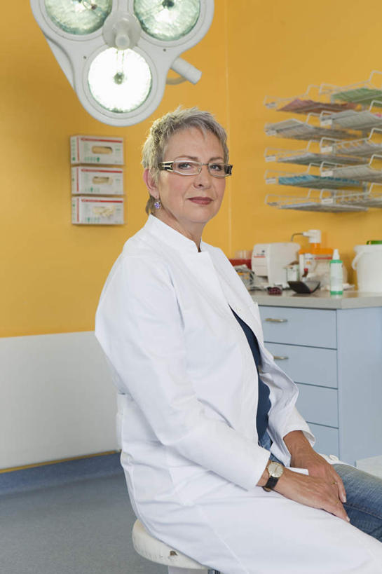 西方人,一个人,医生,医院,坐,竖图,室内,白天,侧面,安全,桌面,桌子,照明,欧洲,欧洲人,仅一个女性,仅一个人,许多,眼镜,药剂,墙,灯光,防护,注视,墙壁,墙面,灯,排列,白色,药品,灯具,观察,看,仅一个中年女性,医护人员,医疗人员,治疗,观看,保护,药物,照亮,察看,手术,医疗,白大褂,照明设备,队列,关注,保险,预防,近视眼镜,无影灯,医疗机构,平安,女人,女性,中年女性,白种人,大夫,坐着,半身,彩图,病院,诊所