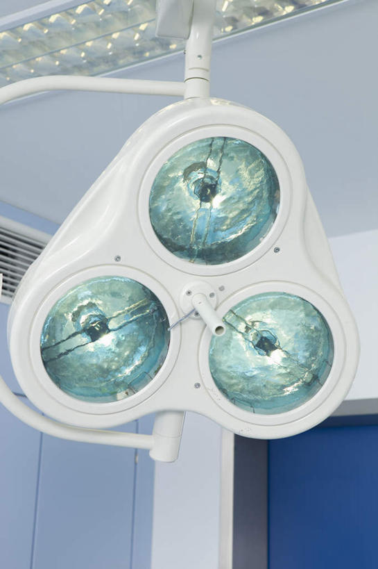 无人,医院,竖图,室内,特写,白天,仰视,天花板,静物,照明,灯光,灯,灯具,照亮,手术,手术室,照明设备,无影灯,医疗机构,彩图,低角度拍摄,病院,诊所