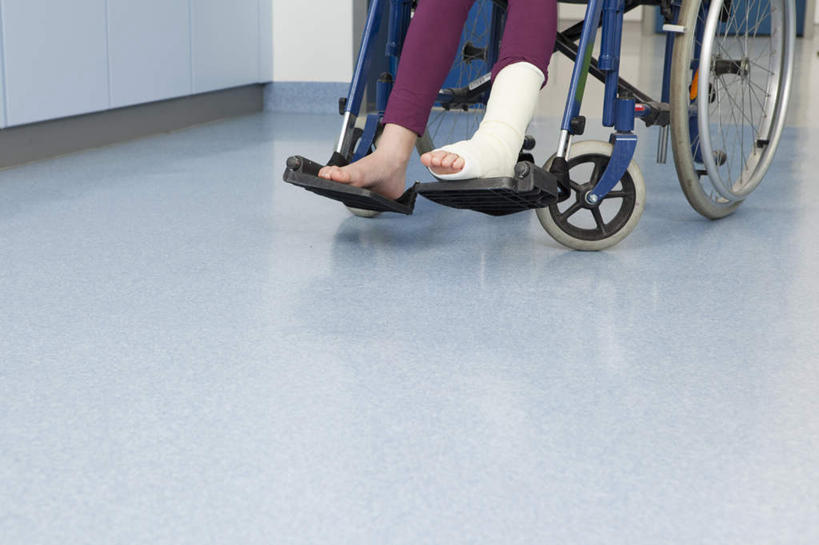 西方人,儿童,一个人,医院,坐,横图,室内,白天,正面,纯洁,欧洲,欧洲人,仅一个女性,仅一个人,阴影,反射,工具,纱布,影子,墙,地面,光脚,墙壁,墙面,小孩,轮椅,复健,仅一个小孩,康复,赤脚,器械,可爱,童年,童趣,治疗,固定,医疗,医疗设备,医疗器械,受伤,医疗工具,童真,烂漫,无邪,医疗机构,止血,辅助设备,天真,女孩,女人,女性,白种人,孩子,绷带,坐着,半身,彩图,病院,诊所,女生