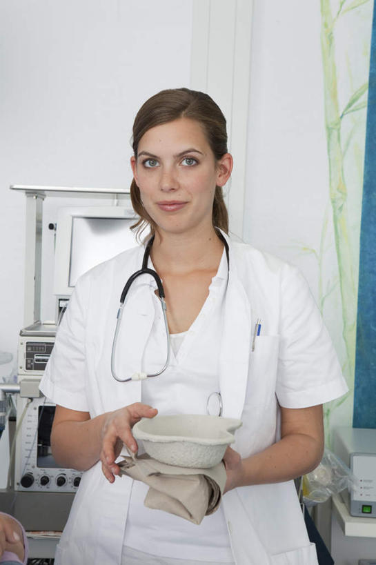 西方人,一个人,医生,医院,站,笑,微笑,竖图,室内,白天,正面,欧洲,欧洲人,仅一个年轻女性,仅一个女性,仅一个人,握,饭盒,墙,拿,拿着,注视,墙壁,墙面,白色,听诊器,观察,看,站着,医护人员,医疗人员,握着,观看,察看,医疗设备,白大褂,关注,医疗器械,医疗工具,医疗机构,检测工具,年轻女性,女人,女性,白种人,大夫,站立,半身,彩图,病院,诊所