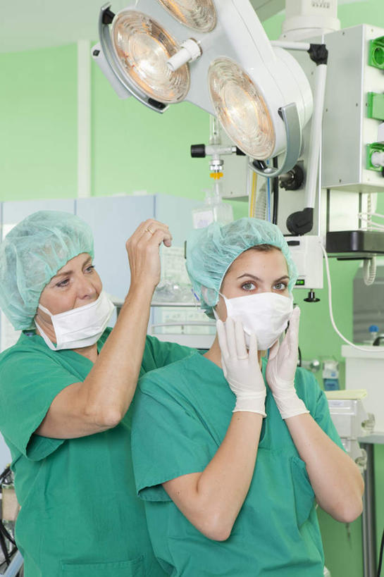 西方人,两个人,伙伴,朋友,医生,医院,站,竖图,室内,白天,正面,工作服,制服,友谊,合作,团队,照明,欧洲,欧洲人,分离,墙,灯光,过滤,分开,注视,墙壁,墙面,灯,绿色,白色,口罩,灯具,观察,看,站着,医护人员,医疗人员,隔断,战略,捂,遮,遮掩,观看,隔离,照亮,察看,手术,医疗设备,卫生,手术室,掩盖,遮挡,照明设备,关注,净化,间隔,医疗器械,预防,遮盖,无影灯,防尘,医疗机构,联合,合谋,掩饰,断绝,隔开,屏蔽,屏绝,远离,中断,阻遏,阻隔,工作制服,配合,协作,男人,男性,年轻女性,女人,女性,中年男性,白种人,大夫,站立,半身,彩图,工作套服,病院,诊所