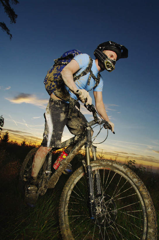 西方人,一个人,坐,竖图,室外,白天,仰视,锻炼,旅游,度假,运动,草地,草坪,日落,植物,自行车,帽子,欧洲,欧洲人,仅一个男性,仅一个人,仅一个中年男性,阴影,光线,包,头盔,影子,晚霞,霞光,云,云朵,落日,云彩,山地车,旅行包,注视,娱乐,车,脚踏车,草,蓝色,绿色,蓝天,天空,阳光,黄昏,安全帽,背包,交通工具,天,观察,看,骑车,享受,休闲,彩霞,放松,观看,察看,关注,载具,室外运动,户外运动,山地自行车,旅游包,夕照,男人,男性,中年男性,白种人,夕阳,坐着,彩图,低角度拍摄,全身,健身,斜阳,双肩包