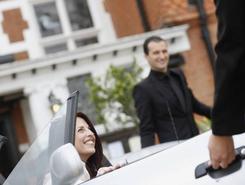 西方人,三个人,家,站,坐,笑,微笑,露齿笑,横图,室外,白天,仰视,衬衫,西装,别墅,卡车,汽车,欧洲,欧洲人,一辆,握,阴影,套装,服装,正装,朦胧,模糊,光线,影子,房屋,屋子,公寓,领带,扭头,注视,休闲装,职业装,洋房,楼房,住宅,车,衣服,黑色,阳光,交通工具,观察,看,站着,转头,休闲,休闲服,握着,服饰,观看,察看,象征,庄重,关注,载具,身份,佣人,正式,地位,仆人,男人,男性,年轻男性,年轻女性,女人,女性,白种人,站立,坐着,半身,彩图,低角度拍摄,衬衣,房子