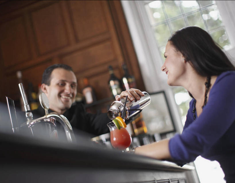 西方人,两个人,站,笑,微笑,露齿笑,横图,室内,白天,仰视,窗户,柜子,酒店,欧洲,欧洲人,许多,握,阴影,服装,朦胧,模糊,反射,影子,注视,休闲装,玻璃窗,调酒师,相视,玻璃制品,酒瓶,排列,衣服,玻璃瓶,瓶子,橱柜,观察,看,站着,休闲,面对面,休闲服,握着,服饰,观看,对视,察看,互视,队列,关注,相对,相看,男人,男性,年轻男性,年轻女性,女人,女性,白种人,站立,半身,彩图,低角度拍摄,旅店