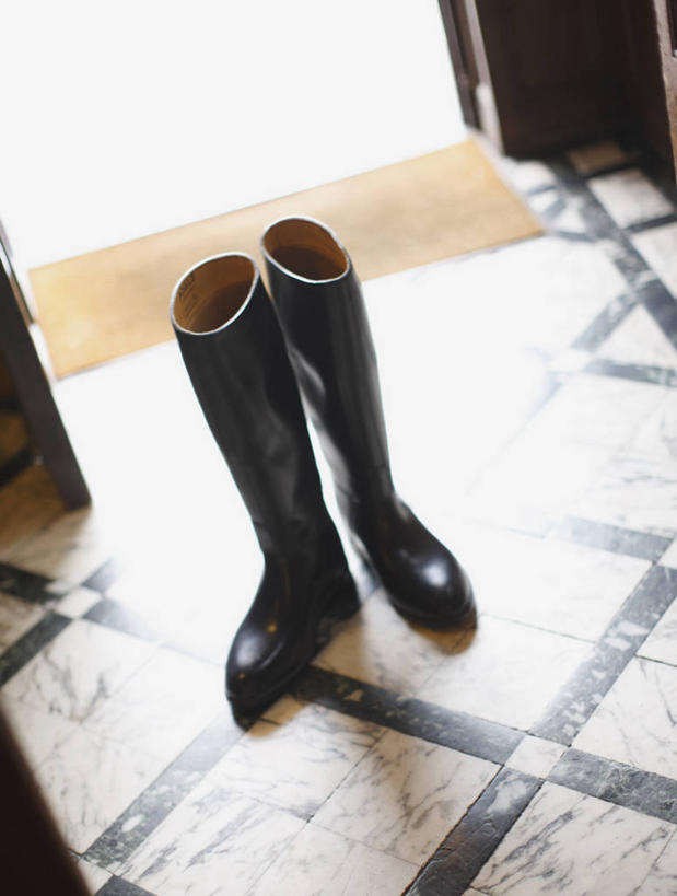 无人,竖图,俯视,室内,特写,白天,门,静物,鞋子,一双,阴影,反射,瓷砖,地砖,影子,雨鞋,雨靴,地面,靴子,黑色,门框,胶鞋,彩图,高角度拍摄