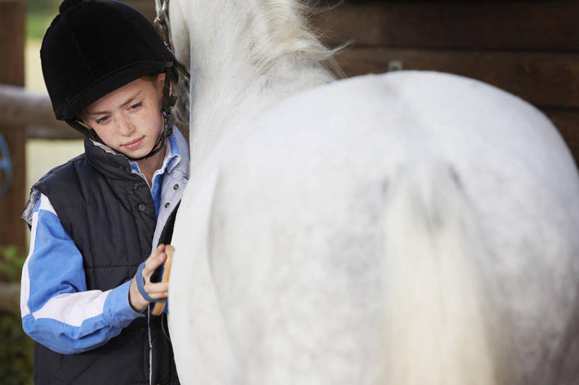 西方人,儿童,背部,一个人,站,横图,室外,白天,正面,纯洁,马,野生动物,帽子,欧洲,欧洲人,仅一个女性,仅一个人,握,阴影,服装,朦胧,模糊,光线,木制,头盔,影子,墙,注视,休闲装,一匹,墙壁,墙面,一个,小孩,衣服,阳光,动物,安全帽,木制品,刷子,观察,看,站着,仅一个小孩,休闲,休闲服,可爱,童年,童趣,握着,运输,服饰,牲畜,单个,观看,察看,沐浴刷,关注,清洁用具,马术帽,童真,烂漫,无邪,洗浴用具,天真,女孩,女人,女性,白种人,孩子,站立,半身,彩图,马术盔,马术头盔,骑马帽,女生
