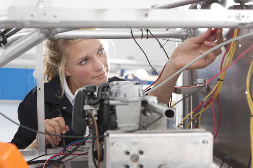 西方人,一个人,工厂,栏杆,蹲,笑,微笑,横图,室内,白天,正面,工作服,制服,车间,机器,欧洲,欧洲人,仅一个年轻女性,仅一个女性,仅一个人,握,电力,电线,线,墙,围栏,电能,拿,线路,拿着,扭头,注视,护栏,墙壁,墙面,观察,看,转头,发动机,机械,握着,观看,电,电源,电源线,马达,察看,关注,能量,工作制服,电动机,年轻女性,女人,女性,白种人,蹲着,半身,彩图,工作套服,制造厂