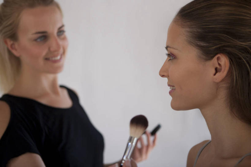 西方人,两个人,站,坐,笑,微笑,露齿笑,横图,室内,白天,正面,欧洲,欧洲人,握,服装,墙,拿,拿着,扭头,注视,休闲装,相视,墙壁,墙面,衣服,化妆刷,刷子,观察,看,站着,转头,休闲,面对面,休闲服,握着,服饰,腮红刷,观看,对视,察看,美容工具,互视,关注,相对,化妆师,彩妆刷,化妆工具,相看,胭脂刷,年轻女性,女人,女性,白种人,站立,坐着,半身,彩图,演员造型设计人员