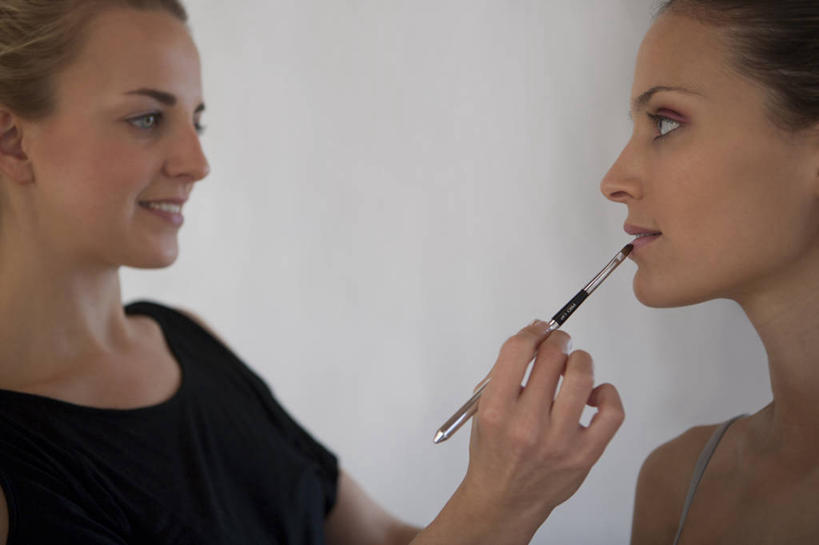 西方人,两个人,模特,站,坐,笑,微笑,露齿笑,横图,室内,白天,侧面,化妆,美容,欧洲,欧洲人,护肤,握,服装,墙,拿,拿着,扭头,注视,休闲装,相视,墙壁,墙面,衣服,彩妆,唇膏,化妆品,口红,观察,看,站着,转头,保养,享受,休闲,面对面,休闲服,放松,握着,保健,服饰,观看,对视,察看,互视,化妆用品,关注,相对,化妆师,养颜,相看,唇棒,年轻女性,女人,女性,白种人,模特儿,站立,坐着,半身,彩图,演员造型设计人员