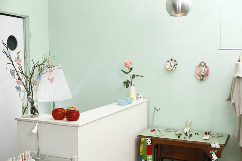 无人,横图,室内,白天,正面,台灯,桌面,桌子,花瓶,照明,装饰,盛开,木制,商品,墙,灯光,花蕾,货物,墙壁,墙面,玻璃制品,灯,花,花瓣,花朵,鲜花,玻璃瓶,货品,木制品,瓶子,灯具,花苞,花蕊,服务台,收银台,华丽,修饰,照亮,点缀,照明设备,衬托,美观,雅致,雅观,彩图,帮助台,货色