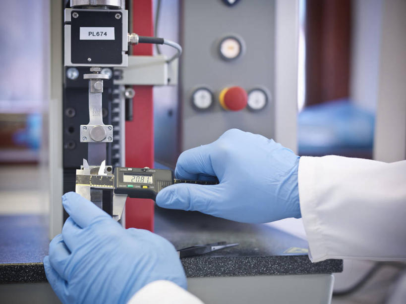 西方人,手,一个人,科学家,横图,室内,特写,白天,正面,安全,欧洲,欧洲人,双手,仅一个男性,仅一个人,仅一个中年男性,握,服装,实验室,研究室,防护,拿,拿着,衣服,白色,手套,手部,握着,服饰,保护,衣着,科研人员,白大褂,穿着,保险,研究者,试验室,实验服,实验器材,科学研究者,保全,周全,安稳,安定,防护手套,衣饰,平安,男人,男性,中年男性,白种人,科学工作者,半身,彩图,实验衣