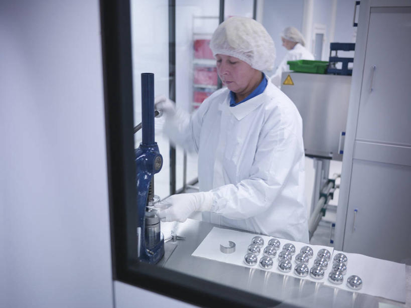 西方人,一个人,科学家,站,横图,俯视,室内,白天,工作服,制服,窗户,桌面,桌子,欧洲,欧洲人,仅一个女性,仅一个人,一排,许多,握,朦胧,模糊,整齐,木制,墙,实验室,研究室,很多,拿,拿着,扭头,注视,玻璃窗,墙壁,墙面,排列,木制品,观察,看,站着,转头,仅一个中年女性,握着,观看,察看,科研人员,队列,关注,研究者,防护服,隔离服,产品,试验室,无菌服,实验器材,科学研究者,工作制服,女人,女性,中年女性,白种人,科学工作者,站立,半身,彩图,高角度拍摄,工作套服,防静电工装,隔工作服,洁净工装,洁净工作服,净化服,无尘工作服,无尘衣