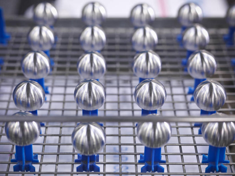 无人,横图,俯视,室内,特写,白天,零件,静物,金属制品,一排,许多,整齐,金属,方格,格子,器材,图形,很多,几何,架子,排列,球体,铁架,部件,队列,数学,彩图,高角度拍摄,几何图形,立体几何,立体图形,东西