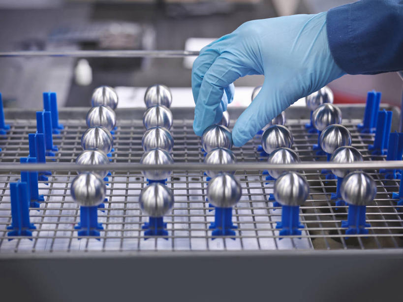 西方人,手,一个人,技术人员,横图,俯视,室内,特写,白天,工作服,制服,安全,零件,金属制品,欧洲,欧洲人,仅一个男性,仅一个人,仅一个中年男性,一排,许多,握,整齐,金属,方格,格子,器材,图形,防护,很多,几何,拿,拿着,架子,排列,手套,球体,手部,铁架,握着,保护,单手,部件,队列,数学,保险,保全,周全,安稳,安定,防护手套,工作制服,平安,男人,男性,中年男性,白种人,技术员,半身,彩图,高角度拍摄,工作套服,几何图形,立体几何,立体图形,东西