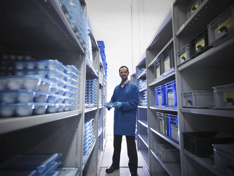 西方人,一个人,技术人员,站,笑,微笑,横图,室内,白天,正面,工作服,制服,安全,欧洲,欧洲人,仅一个男性,仅一个人,仅一个中年男性,一排,许多,握,整齐,包装,工具,器材,眼镜,防护,很多,拿,仓库,拿着,扭头,注视,货架,架子,排列,容器,手套,箱子,观察,看,站着,转头,器械,握着,观看,护目镜,保护,察看,队列,关注,保险,陈列架,保全,周全,安稳,安定,防护手套,安全防护眼镜,工作制服,平安,男人,男性,中年男性,白种人,技术员,站立,半身,彩图,工作套服,东西,防护眼镜,堆栈