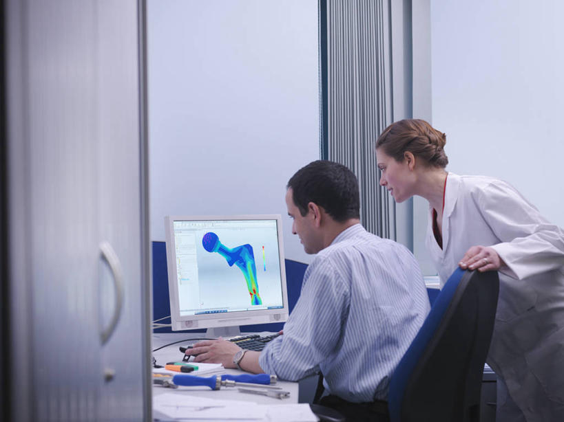 西方人,两个人,同事,商务人士,商务男性,商务女性,办公室,站,坐,横图,室内,白天,衬衫,成功,合作,团队,集体,信心,电脑,显示器,鼠标,键盘,窗帘,家具,门,桌子,椅子,欧洲,欧洲人,敲打,弯腰,套装,装饰,网络,材料,档案,工具,文件,办公桌,墙,注视,输入,输入设备,通讯设备,队伍,墙壁,墙面,背面,帘子,会议椅,资料,门框,打字,低头,扶,观察,看,站着,遮阳,台式电脑,搭,观看,点击,华丽,修饰,敲击,办公椅,点缀,察看,领导,扶着,成就,搭着,关注,文档,通信设备,商务装,合伙,领袖,工薪阶层,输出设备,办公家具,弯身,衬托,美观,雅致,雅观,商务椅,培训椅,对象,按键,男人,男性,年轻女性,女人,女性,中年男性,白种人,白领,上班族,站立,坐着,半身,彩图,衬衣,东西