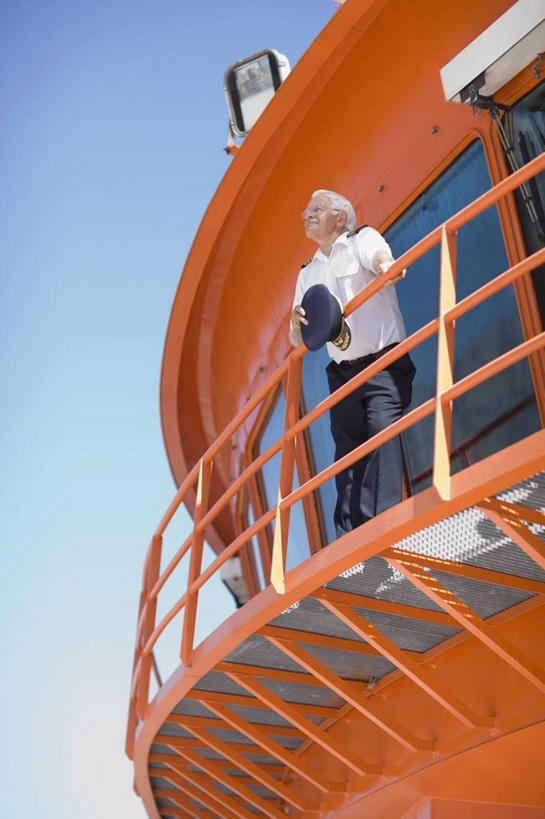 西方人,一个人,栏杆,站,笑,微笑,竖图,室外,白天,仰视,衬衫,制服,窗户,轮船,船,帽子,欧洲,欧洲人,仅一个男性,仅一个人,握,阴影,光线,眼镜,影子,墙,围栏,走道,走廊,过道,注视,运动帽,护栏,玻璃窗,墙壁,墙面,衣服,蓝色,蓝天,天空,阳光,交通工具,天,观察,看,站着,仅一个老年男性,橙色,鸭舌帽,搭,握着,晴朗,观看,老花镜,军人,察看,军装,搭着,关注,载具,军服,万里无云,船长,远视眼镜,船主,老年男性,男人,男性,白种人,晴空,晴空万里,站立,彩图,低角度拍摄,全身,衬衣