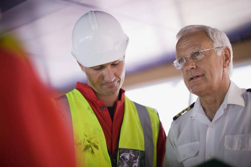 西方人,三个人,同事,工程师,建筑工人,建筑师,站,说,横图,室内,白天,仰视,工作服,衬衫,制服,讨论,成功,合作,团队,集体,信心,窗户,天花板,轮船,船,帽子,欧洲,欧洲人,阴影,朦胧,模糊,反射,头盔,眼镜,影子,注视,队伍,玻璃窗,衣服,红色,白色,安全帽,交通工具,低头,观察,看,站着,观看,老花镜,军人,察看,领导,军装,成就,关注,载具,军服,合伙,领袖,工作制服,船长,远视眼镜,船主,交流,老年男性,男人,男性,年轻男性,中年男性,白种人,技师,建筑工,建筑设计师,沟通,讲话,交谈,商讨,说话,谈话,站立,半身,彩图,低角度拍摄,衬衣,工作套服,安全服,反光背心,反光服,反光衣