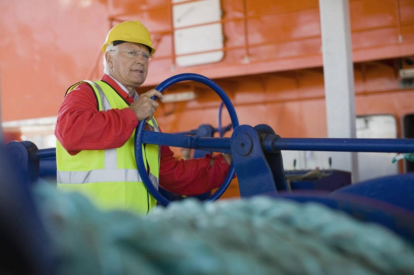 西方人,一个人,工程师,建筑工人,建筑师,站,横图,室外,白天,正面,工作服,制服,帽子,欧洲,欧洲人,仅一个男性,仅一个人,握,阴影,朦胧,模糊,光线,头盔,影子,墙,注视,墙壁,墙面,黄色,红色,阳光,安全帽,观察,看,站着,仅一个老年男性,橙色,握着,观看,阀门,调节,察看,关注,工作制服,稳压,老年男性,男人,男性,白种人,技师,建筑工,建筑设计师,站立,半身,彩图,工作套服,截止,安全服,反光背心,反光服,反光衣,导流,分流