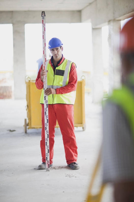 西方人,背部,两个人,同事,工程师,建筑工人,建筑师,站,竖图,室外,白天,正面,工作服,制服,成功,合作,团队,集体,信心,机器,帽子,欧洲,欧洲人,握,阴影,朦胧,模糊,反射,测量,头盔,影子,支架,刻度,墙,注视,队伍,相视,架子,脚手架,墙壁,墙面,施工,蓝色,灰色,安全帽,尺,塑料制品,直尺,建筑工地,观察,看,站着,面对面,机械,橙色,握着,观看,测量工具,对视,支撑,固定,尺子,察看,衡量,绘图,领导,互视,成就,关注,相对,合伙,领袖,比例,测绘,相看,经纬仪,量具,量仪,塑料尺,标度,地盘,建筑地盘,施工地盘,丈量,工作制服,男人,男性,年轻男性,白种人,技师,建筑工,建筑设计师,站立,半身,彩图,工作套服,工地,安全服,反光背心,反光服,反光衣,稳固