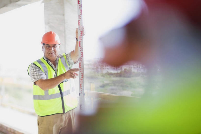 西方人,背部,两个人,同事,工程师,建筑工人,建筑师,站,横图,室外,白天,正面,工作服,制服,成功,合作,团队,集体,信心,机器,帽子,欧洲,欧洲人,握,指,阴影,朦胧,模糊,反射,测量,头盔,影子,支架,刻度,墙,注视,指点,队伍,相视,架子,脚手架,墙壁,墙面,施工,灰色,安全帽,尺,塑料制品,直尺,建筑工地,观察,看,站着,面对面,机械,橙色,握着,观看,测量工具,对视,支撑,固定,尺子,察看,衡量,绘图,领导,互视,指向,成就,关注,相对,合伙,领袖,比例,测绘,相看,经纬仪,量具,量仪,塑料尺,标度,地盘,建筑地盘,施工地盘,丈量,工作制服,男人,男性,中年男性,白种人,技师,建筑工,建筑设计师,站立,半身,彩图,工作套服,工地,安全服,反光背心,反光服,反光衣,稳固