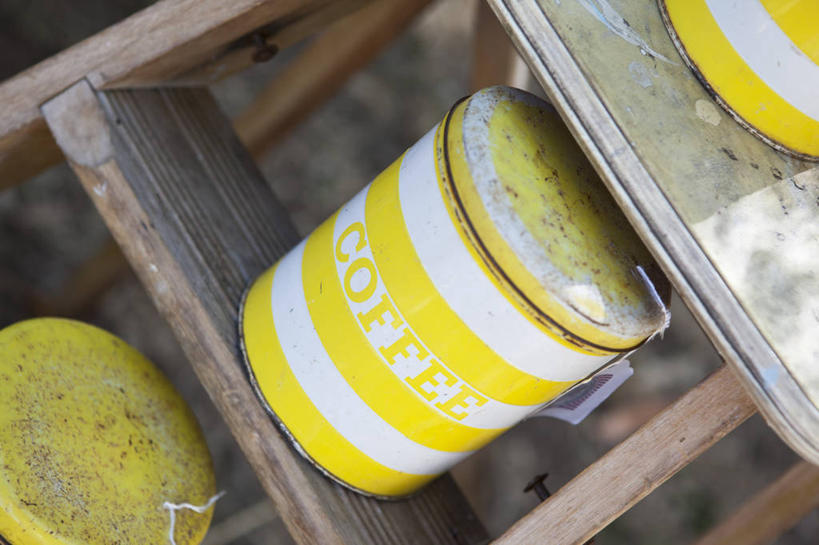 无人,攀登,横图,俯视,室外,特写,白天,装修,静物,金属制品,阴影,装饰,光线,金属,材料,罐子,梯子,影子,阶梯,装潢,三个,黄色,阳光,瓶子,爬,上升,油漆,保护,涂料,人字梯,登高,攀爬,彩图,高角度拍摄