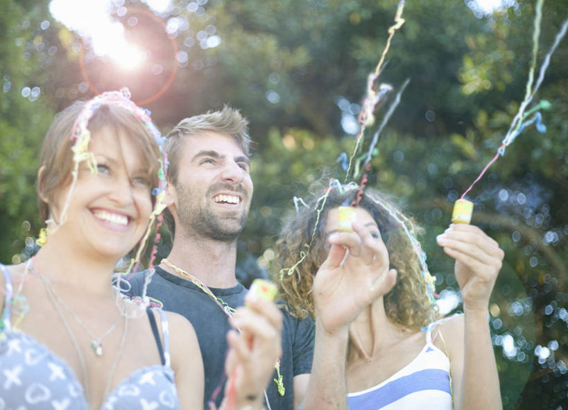 西方人,三个人,伙伴,朋友,站,笑,微笑,露齿笑,横图,彩色,室外,白天,仰视,爱情,友谊,爆炸,植物,欧洲,欧洲人,握,阴影,服装,庆祝,装饰,光线,影子,纸屑,浪漫,拿,拿着,注视,休闲装,树,树木,衣服,绿色,阳光,自然,观察,看,站着,休闲,温暖,温馨,休闲服,恩爱,握着,恋人,服饰,生长,成长,观看,五颜六色,华丽,修饰,碎纸,庆贺,点缀,和睦,察看,关注,祝贺,拉炮,五彩缤纷,碎纸条,衬托,美观,雅致,雅观,绚烂,五彩纸屑,友情,男人,男性,年轻男性,年轻女性,女人,女性,白种人,情侣,站立,半身,彩图,低角度拍摄,圣诞拉炮,伴侣,融洽