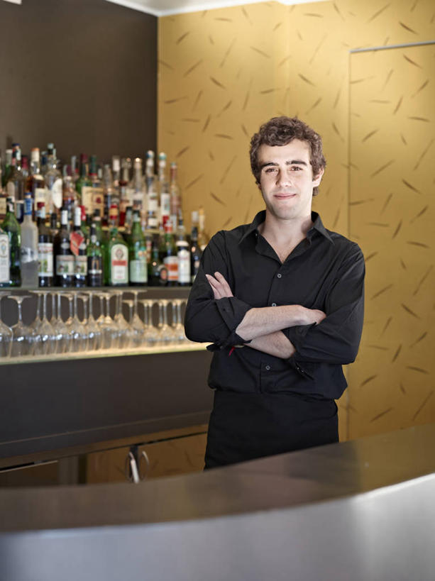 西方人,一个人,酒吧,站,双手交叉,竖图,室内,夜晚,正面,工作服,制服,聚会,奢侈,夜生活,欧洲,欧洲人,仅一个男性,仅一个人,一排,许多,整齐,很多,注视,娱乐,调酒师,玻璃制品,酒瓶,排列,仅一个年轻男性,玻璃瓶,瓶子,观察,看,站着,休闲,放松,观看,夜店,察看,双手抱胸,队列,关注,夜总会,工作制服,男人,男性,年轻男性,白种人,站立,半身,彩图,工作套服,酒吧间,酒馆