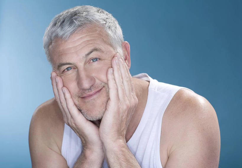 西方人,脸,头,脸颊,手,一个人,笑,微笑,横图,室内,特写,白天,正面,欧洲,欧洲人,双手,仅一个男性,仅一个人,仅一个中年男性,撑,蓝色背景,服装,背心,托腮,注视,肩膀,衣服,白色,观察,看,托,手部,摄影,服饰,影棚,观看,察看,衣着,穿着,关注,托下巴,衣饰,双手托腮,男人,男性,中年男性,白种人,头部,脸部,脸蛋,面部,半身,彩图,影棚拍摄,拍摄