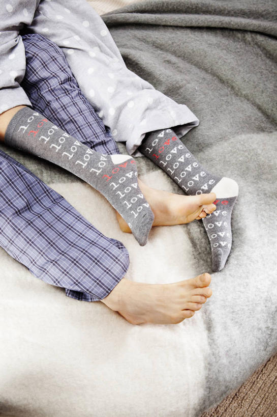 西方人,两个人,躺,睡,竖图,俯视,室内,白天,爱情,床,卧室,纺织品,欧洲,欧洲人,睡衣,服装,布,双人床,床单,织物,浪漫,被子,袜子,衣服,温暖,温馨,恩爱,恋人,服饰,布匹,和睦,被单,衣着,穿着,尼龙,寝衣,衣饰,卧着,男人,男性,年轻男性,年轻女性,女人,女性,白种人,情侣,困,困觉,寝息,睡觉,躺着,卧,半身,彩图,高角度拍摄,睡房,卧房,锦纶,耐纶,尼龙袜,伴侣,融洽