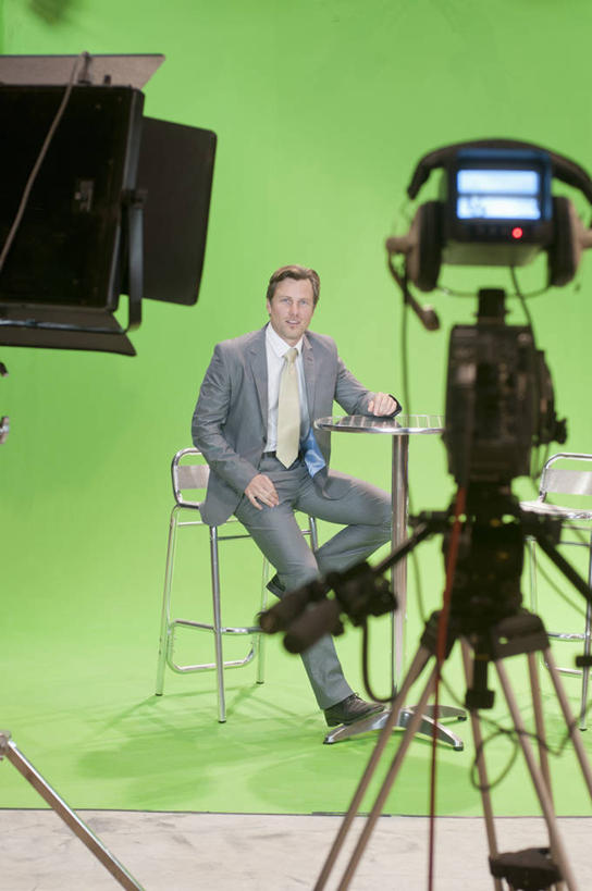 西方人,一个人,坐,竖图,室内,白天,正面,衬衫,西装,椅子,金属制品,欧洲,欧洲人,仅一个男性,仅一个人,仅一个中年男性,套装,正装,金属,墙,领带,摄像机,注视,职业装,墙壁,墙面,绿色,观察,看,摄像,媒体,摄影,摄影机,观看,司仪,吧椅,察看,象征,庄重,关注,广播,录像,身份,宣传,主持人,主持,正式,地位,吧台椅,酒吧椅,电视节目主持人,节目主持人,男人,男性,中年男性,白种人,坐着,彩图,全身,衬衣