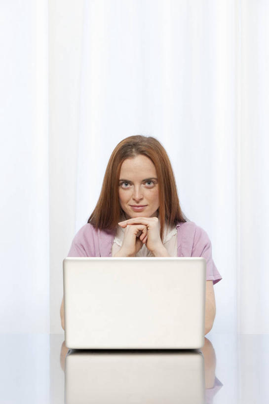 西方人,一个人,商务人士,商务女性,办公室,坐,竖图,室内,白天,正面,电脑,笔记本电脑,家具,桌子,椅子,欧洲,欧洲人,仅一个年轻女性,仅一个女性,仅一个人,撑,阴影,套装,反射,网络,影子,办公桌,墙,托腮,注视,通讯设备,墙壁,墙面,观察,看,托,观看,察看,无线,关注,托下巴,通信设备,商务装,无线网络,无线上网,便携式电脑,工薪阶层,办公家具,双手托腮,手提电脑,年轻女性,女人,女性,白种人,白领,上班族,坐着,半身,彩图