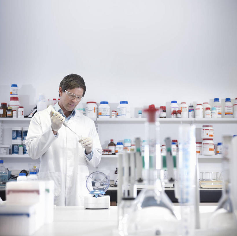 西方人,一个人,科学家,站,横图,室内,白天,正面,安全,实验,仪器,柜子,欧洲,欧洲人,仅一个男性,仅一个人,仅一个中年男性,握,服装,研究,透明,分析,化学,测试,滴管,眼镜,液体,锥形瓶,墙,实验室,研究室,防护,储物柜,拿,拿着,注视,墙壁,墙面,玻璃制品,衣服,白色,瓶子,手套,塑料制品,低头,观察,看,站着,橡胶,器皿,塑料瓶,握着,服饰,观看,护目镜,保护,察看,衣着,科研人员,白大褂,储存,穿着,关注,保险,研究者,橡胶手套,计量,橡胶制品,试验室,实验服,科学研究者,玻璃仪器,试验耗材,实验用品,吸液管,医用手套,保全,周全,安稳,安定,三角烧瓶,依氏烧瓶,锥形烧瓶,安全防护眼镜,移液管,衣饰,储备,蕴藏,贮备,平安,男人,男性,中年男性,白种人,科学工作者,站立,半身,彩图,实验衣,贮存,防护眼镜