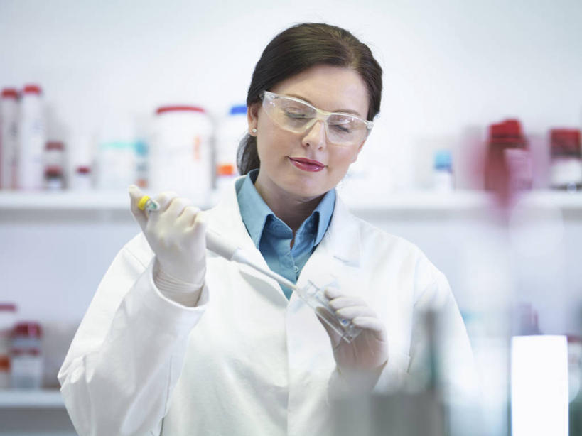 西方人,一个人,科学家,站,横图,室内,白天,正面,安全,实验,仪器,柜子,欧洲,欧洲人,仅一个女性,仅一个人,握,服装,朦胧,模糊,研究,透明,分析,化学,测试,滴管,眼镜,液体,锥形瓶,墙,实验室,研究室,防护,储物柜,拿,拿着,注视,墙壁,墙面,玻璃制品,衣服,白色,瓶子,手套,塑料制品,低头,观察,看,站着,仅一个中年女性,橡胶,器皿,塑料瓶,握着,服饰,观看,护目镜,保护,察看,衣着,科研人员,白大褂,储存,穿着,关注,保险,研究者,橡胶手套,计量,橡胶制品,试验室,实验服,科学研究者,玻璃仪器,试验耗材,实验用品,吸液管,医用手套,保全,周全,安稳,安定,三角烧瓶,依氏烧瓶,锥形烧瓶,安全防护眼镜,移液管,衣饰,储备,蕴藏,贮备,平安,女人,女性,中年女性,白种人,科学工作者,站立,半身,彩图,实验衣,贮存,防护眼镜