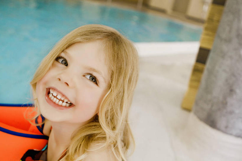 游泳,西方人,儿童,一个人,游泳池,坐,笑,微笑,露齿笑,横图,俯视,室外,白天,泳装,纯洁,水,欧洲,欧洲人,仅一个女性,仅一个人,阴影,朦胧,模糊,光线,救生圈,影子,塑料,水池,水面,扭头,注视,泳池,小孩,阳光,塑料制品,游泳圈,观察,看,转头,仅一个小孩,橙色,可爱,童年,童趣,充气,观看,察看,救生,关注,童真,烂漫,无邪,连体泳衣,泅水,天真,女孩,女人,女性,白种人,孩子,坐着,半身,彩图,高角度拍摄,泳衣,浮圈,手臂浮圈,手臂圈,手臂游泳圈,女生