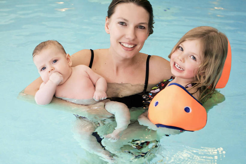 游泳,西方人,儿童,中年人,三个人,家庭,母亲,女儿,游泳池,抱,笑,微笑,露齿笑,横图,室外,白天,正面,泳装,比基尼,纯洁,水,欧洲,欧洲人,救生圈,塑料,水池,水面,注视,泳池,小孩,塑料制品,游泳圈,观察,看,温暖,温馨,母女,一家人,可爱,母爱,童年,童趣,充气,抱着,观看,和睦,察看,搂着,救生,关注,童真,烂漫,无邪,泅水,拍浮,天真,女孩,女人,女性,中年女性,白种人,孩子,搂,搂抱,半身,彩图,三点式,泳衣,浮圈,手臂浮圈,手臂圈,手臂游泳圈,融洽,女生