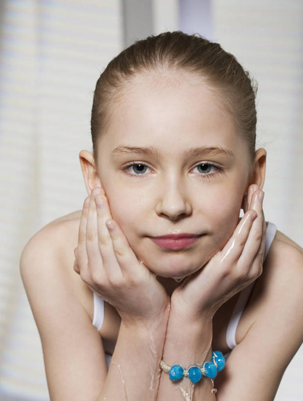 西方人,儿童,脸,头,脸颊,手,一个人,竖图,室内,特写,白天,正面,纯洁,欧洲,欧洲人,双手,仅一个女性,仅一个人,撑,阴影,反射,影子,墙,托腮,注视,肩膀,墙壁,墙面,装饰品,小孩,饰品,手链,首饰,观察,看,托,仅一个小孩,手部,可爱,童年,童趣,手镯,观看,察看,关注,托下巴,镯子,童真,烂漫,无邪,双手托腮,天真,女孩,女人,女性,白种人,孩子,头部,脸部,脸蛋,面部,半身,彩图,女生