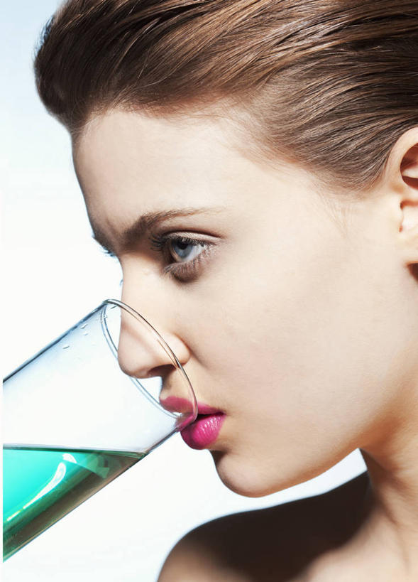 果汁,西方人,脸,头,脸颊,头发,一个人,站,竖图,室内,特写,白天,正面,杯子,欧洲,欧洲人,仅一个年轻女性,仅一个女性,仅一个人,喝,阴影,蓝色背景,反射,影子,棕色,饮品,一杯,注视,裸露,肩膀,玻璃制品,饮料,绿色,水杯,观察,看,站着,摄影,影棚,观看,察看,关注,可口,裸,适口,年轻女性,女人,女性,白种人,头部,长发,直发,脸部,脸蛋,面部,玻璃杯,站立,半身,彩图,影棚拍摄,拍摄