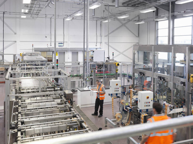 西方人,两个人,同事,工厂,栏杆,站,横图,室内,白天,正面,工作服,制服,成功,合作,团队,集体,信心,机器,照明,欧洲,欧洲人,握,阴影,检查,光线,影子,围栏,灯光,注视,队伍,护栏,顶灯,玻璃制品,灯,酒瓶,工人,玻璃瓶,瓶子,灯具,低头,观察,看,站着,机械,握着,观看,照亮,自动,察看,领导,照明设备,成就,关注,合伙,领袖,垂头,工作制服,男人,男性,中年男性,白种人,员工,站立,半身,彩图,工作套服,工地,制造厂,安全服,反光背心,反光服,反光衣,匠人,劳动者,体力工,包装机,灌装机