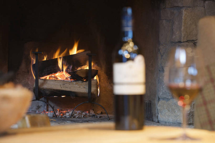 红酒,葡萄酒,无人,横图,室内,特写,白天,正面,壁炉,餐桌,桌子,杯子,阴影,朦胧,模糊,光线,高脚杯,火焰,影子,红酒杯,白葡萄酒,酒类,燃烧,玻璃制品,酒,饮料,酒杯,点燃,取暖,餐台,火光,葡萄酒杯,玻璃杯,彩图,取暖设备