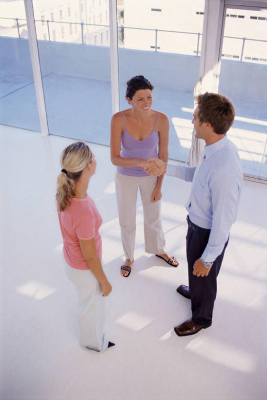 西方人,三个人,同事,商务人士,商务男性,商务女性,站,说,竖图,俯视,室内,白天,鞋,衬衫,讨论,成功,合作,团队,集体,信心,窗户,落地窗,鞋子,欧洲,欧洲人,阴影,套装,反射,影子,领带,皮革,注视,队伍,玻璃窗,相视,观察,看,站着,面对面,观看,对视,察看,领导,互视,象征,庄重,成就,关注,相对,商务装,身份,合伙,领袖,工薪阶层,相看,正式,地位,交流,男人,男性,年轻男性,年轻女性,女人,女性,白种人,白领,上班族,沟通,讲话,交谈,商讨,说话,谈话,站立,彩图,高角度拍摄,全身,衬衣,皮鞋