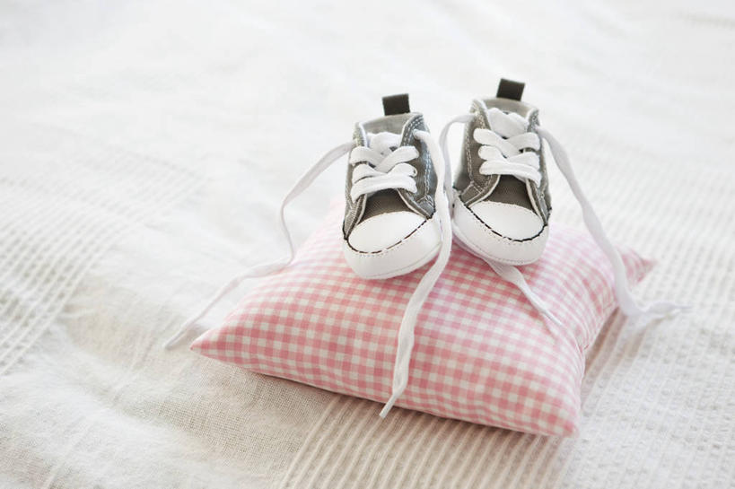 无人,横图,俯视,室内,特写,白天,靠垫,静物,鞋子,一双,阴影,反射,方格,格子,影子,靠枕,粉色,白色,婴儿鞋,垫子,枕头,休闲鞋,彩图,高角度拍摄