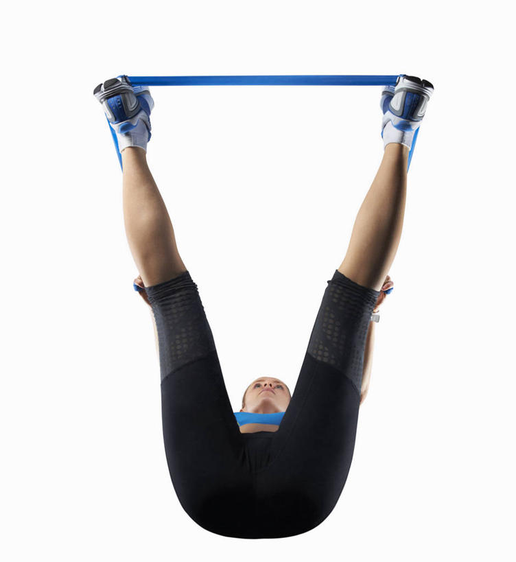 西方人,一个人,拉,竖图,室内,白天,白色背景,仰视,运动服,欧洲,欧洲人,仅一个年轻女性,仅一个女性,仅一个人,服装,运动器械,踩,衣服,蓝色,踩着,健身器械,摄影,服饰,影棚,张开双腿,衣着,穿着,健身器材,阻力带,衣饰,展开双腿,年轻女性,女人,女性,白种人,彩图,低角度拍摄,全身,影棚拍摄,拍摄,运动器材,伸展双腿,运动装